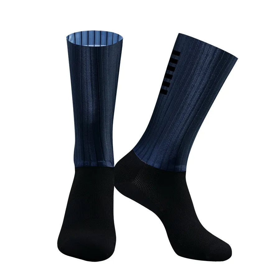 Athletic socks for cycling and running in chemical fibre blend fabric with moisture-wicking properties