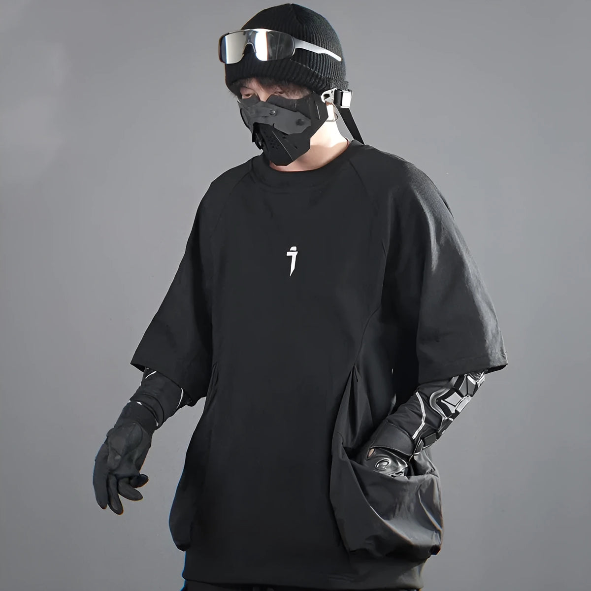 Men's loose black cotton t-shirt with two large pockets and round neck