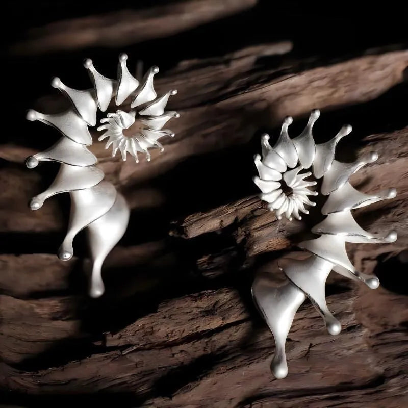 Exaggerated three-dimensional matte conch stud earrings with an irregular alloy design.