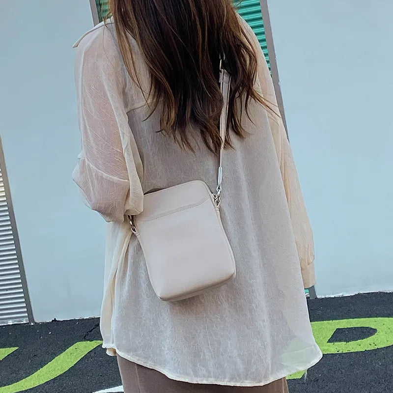 Small solid colour crossbody shoulder bag for women in PU material, shown in beige colour