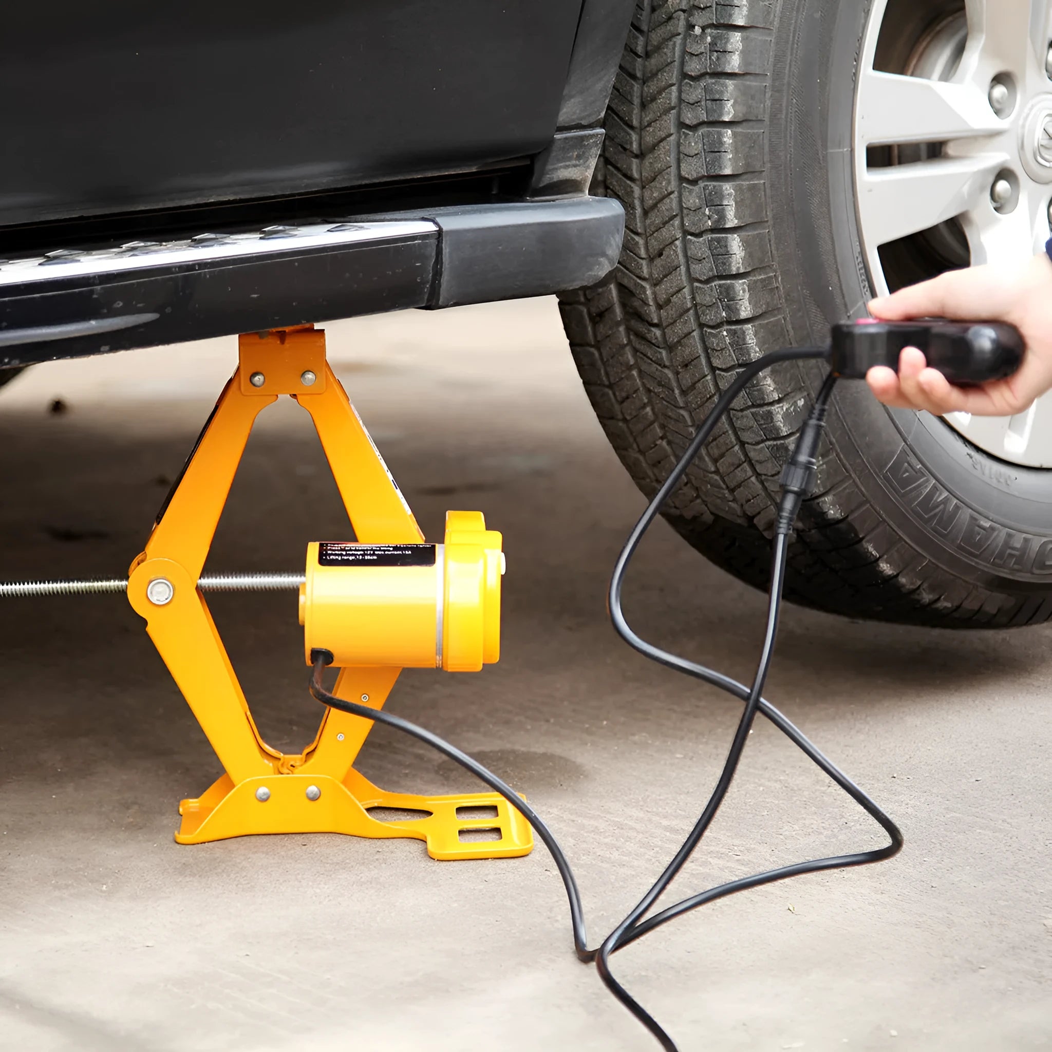 TY002 style hydraulic electric car jack with lifting pad extended.
