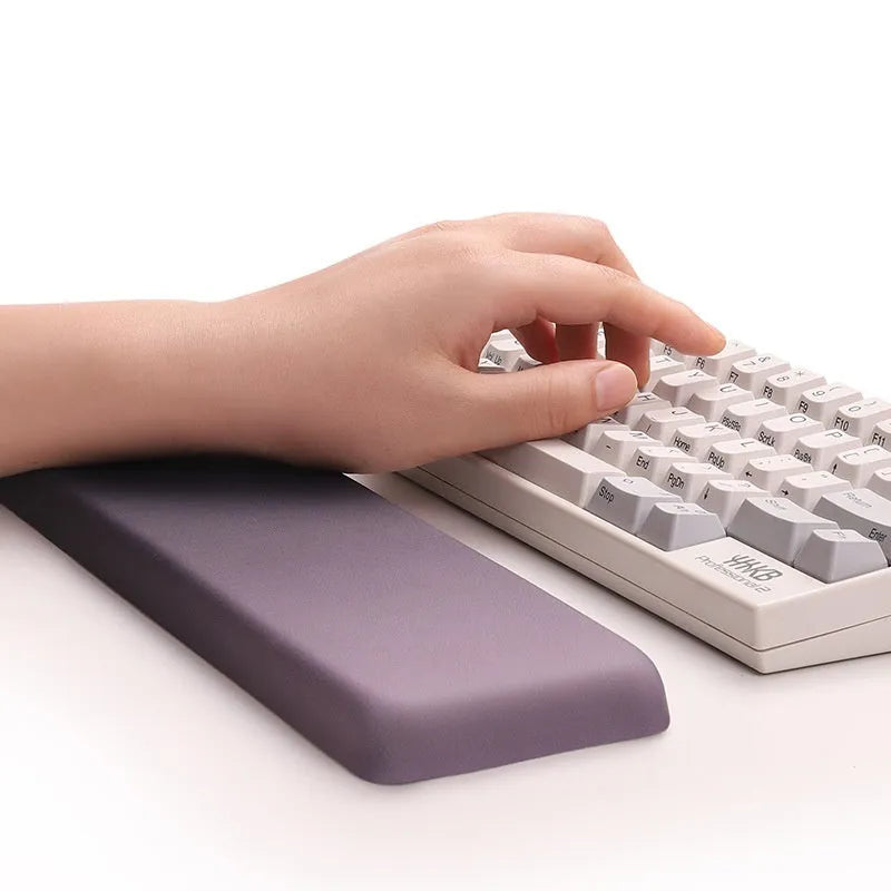 Square silica gel mouse pad with integrated wrister, cloth surface, 250x180mm dimensions