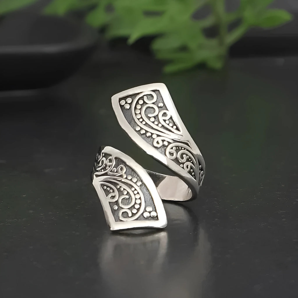 Adjustable silver electroplated women's ring with retro minimalist design on alloy base