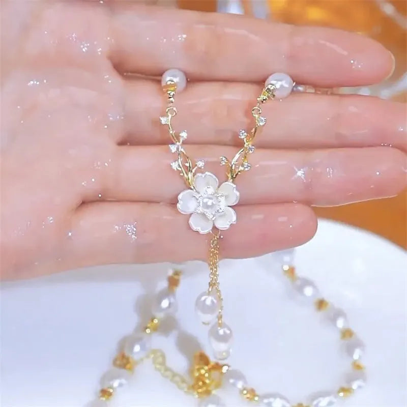 Alloy fashion necklace with pearl flower colour and rose decorative elements on pearl chain