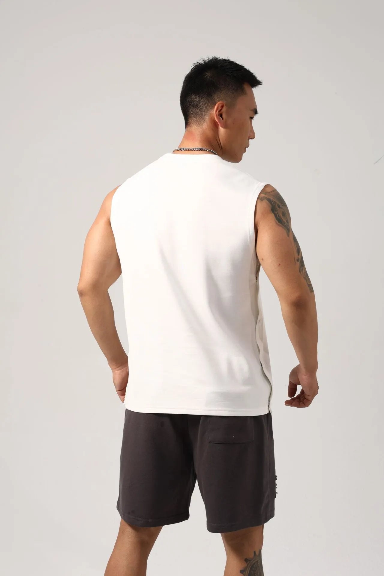 Korean style men's fitness vest with hidden side hooks and loose cotton construction