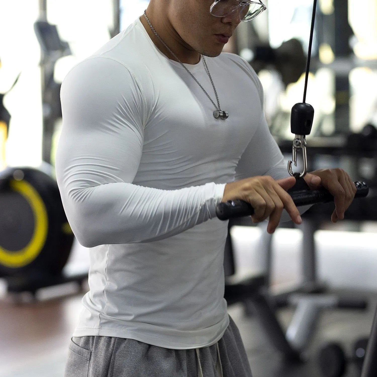 Man wearing black long sleeve slim fit sport tights for running or fitness
