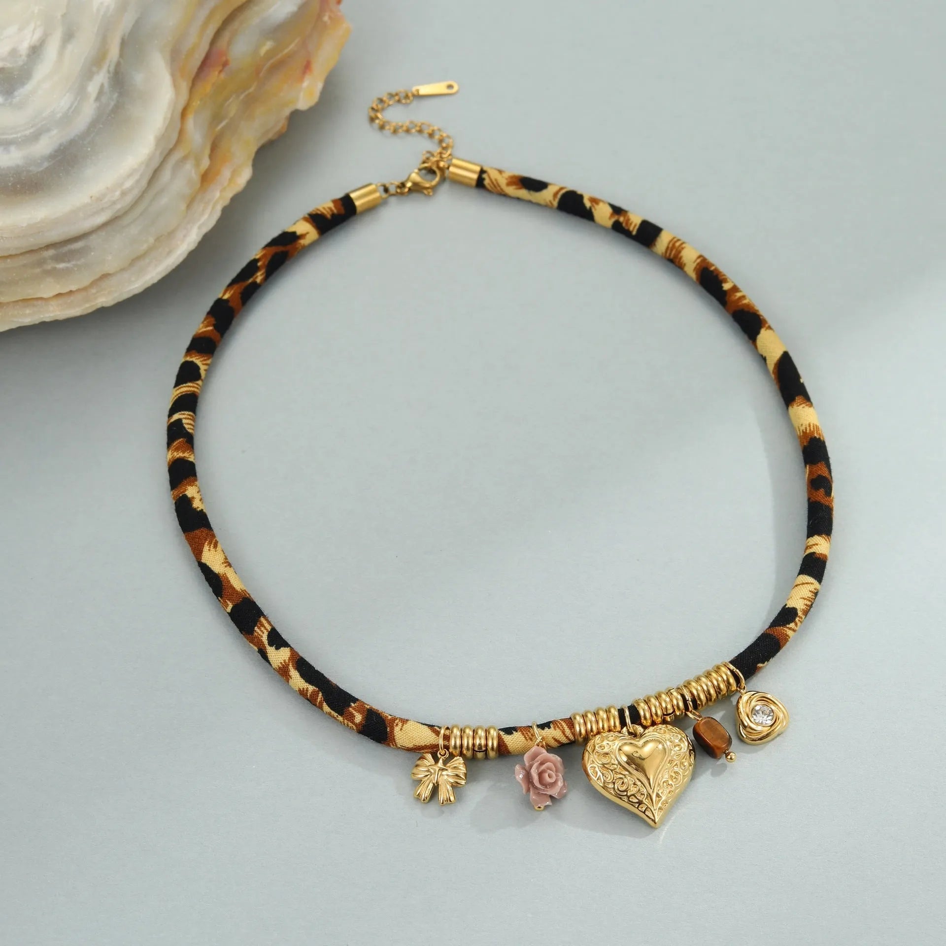 Women's stainless steel necklace with geometric pendant on adjustable 41-50cm chain